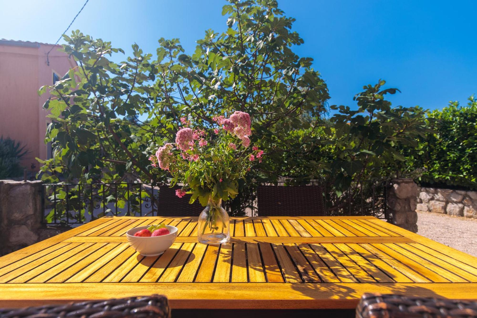 Apartments Lina Vrh  Экстерьер фото